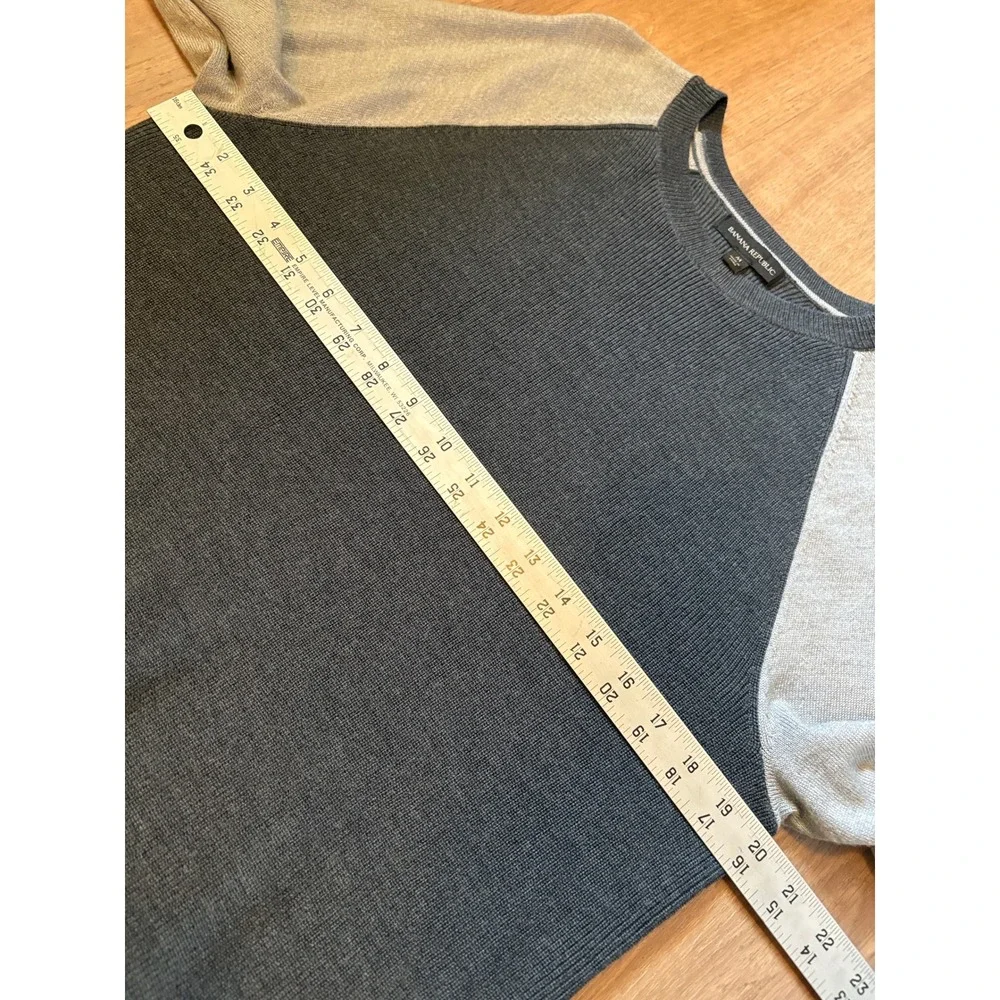Banana Republic Sweater Medium Grey Colorblock Merino Wool Raglan Minimalist